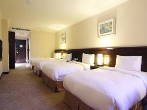桃园市中悦国际大饭店的酒店房间一排四张床