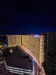 巴淡岛中心favehotel Nagoya - Batam的享有酒店大楼的夜间景色