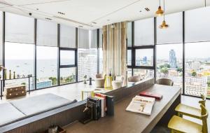 芭堤雅市中心The BASE Central PATTAYA 2Bed on Sky的客厅设有大窗户