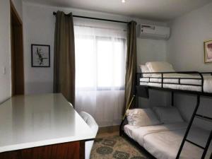BijiloLuxury & Comfort, with Pool and Ocean Views的一间卧室设有两张双层床和一扇窗户。