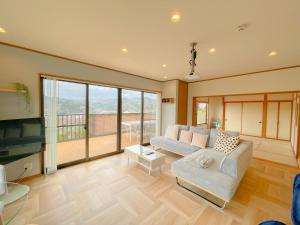 伊豆Izu Serenity Fuji-View Retreat with Private Onsen的带沙发和电视的客厅