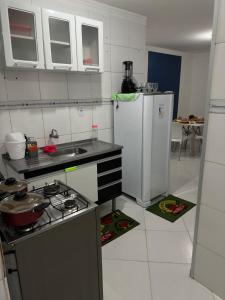 彼得罗利纳Apartamento em Petrolina - Próximo ao Shopping的厨房配有炉灶和冰箱。