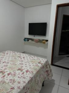 彼得罗利纳Apartamento em Petrolina - Próximo ao Shopping的卧室配有一张床,墙上配有电视。
