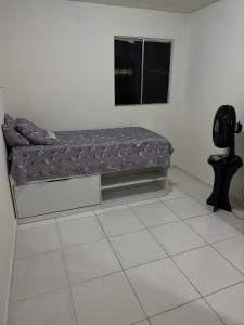 彼得罗利纳Apartamento em Petrolina - Próximo ao Shopping的一张沙发,坐在白色瓷砖地板上