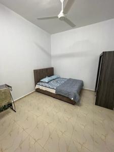 丹那美拉ROSSE HOMESTAY的卧室位于客房的角落,配有一张床