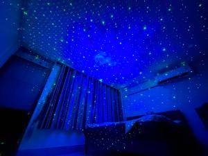 合艾Paradise Found - Hat Yai 292sqm Family Home的一间拥有蓝色天花板的卧室,上面有星星