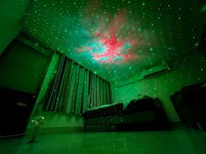 合艾Paradise Found - Hat Yai 292sqm Family Home的天花板上拥有银河壁画的房间