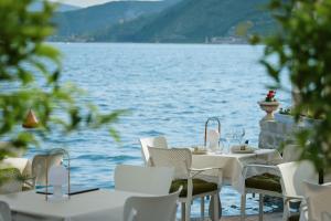 帕里斯特Vila Perast Boutique Hotel的桌椅,享有湖景