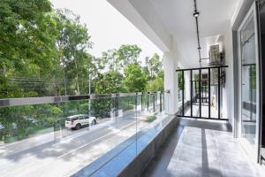 古尔冈BedChambers Luxurious Serviced Apartment in Gurgaon的街道上一辆汽车房屋的阳台享有风景