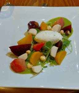 兰彼得The Black Lion Royal Hotel的水果和蔬菜的白盘食物