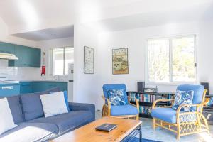 贝拉拉Kangaroo Cabin的客厅配有沙发、两把椅子和一张桌子