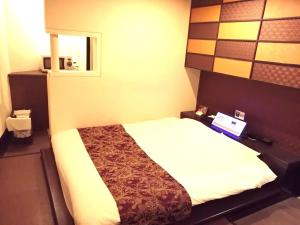 东京HOTEL WILL渋谷 LOVE HOTEL -Adult only-的一间酒店客房,客房内配有一张床