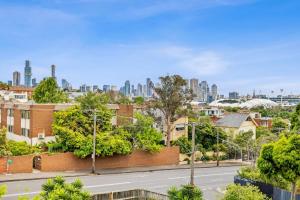 墨尔本South Yarra apartment with stunning views的城市街道,城市天际线背景