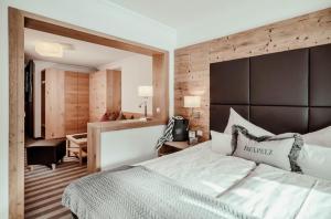 毛拉赫圣乔治湖景酒店的酒店客房设有一张大床和一张书桌。