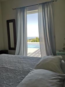 特拉佩扎奇弗奥拉别墅假日公园的一间卧室设有一张床和一个美景窗户。