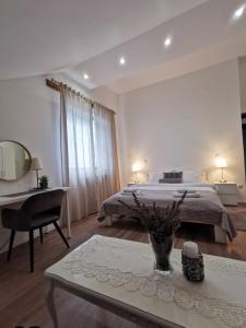 格拉博瓦茨极乐世界公寓 的一间卧室配有一张床和一张带花瓶的桌子