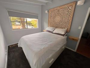 温特沃斯瀑布Sunflower House, a cozy cabin at Lake Wentworth的一间卧室设有一张大床和一个窗户。