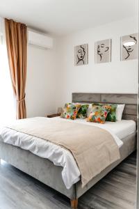 百乐费利克斯Ego Apartments的白色卧室配有带枕头的大床