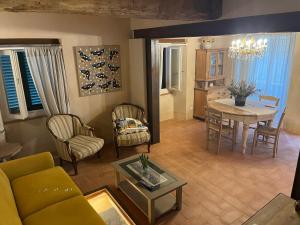博尔格阿布贾诺塞尔莫利别墅酒店的客厅配有沙发和桌子