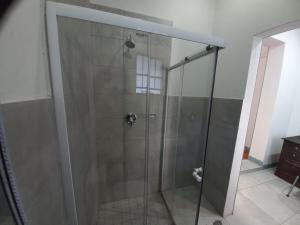 比勒陀利亚Triple9 Hatfield Guesthouse的浴室里设有玻璃门淋浴