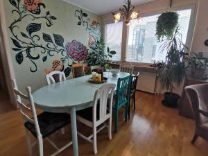 罗瓦涅米Art Suite的用餐室配有桌椅和壁画