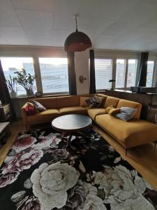 罗瓦涅米Art Suite的客厅配有沙发和桌子