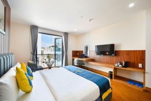 头顿PLUS VUNG TAU HOTEL的酒店客房设有一张大床和一台电视机。