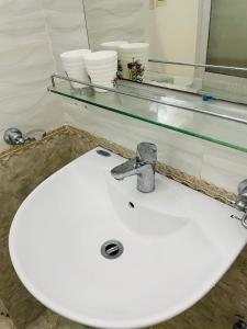 海防GM Homestay的浴室设有白色水槽和镜子