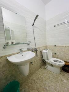 海防GM Homestay的一间带水槽、卫生间和镜子的浴室