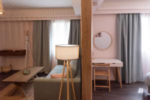 雅典Niki Athens Suites - Cosy Suite in the historical center of Athens的一间卧室配有一张床、一张桌子和一面镜子