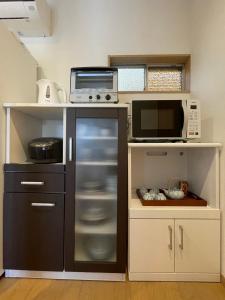青梅市青梅森の宿的厨房配有冰箱和微波炉。