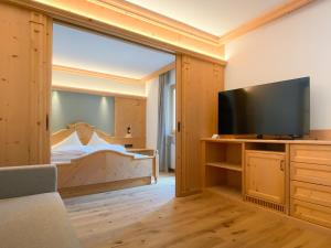 索尔达Hotel Gertraud的一间设有滑动玻璃门的客房,可通往一间卧室