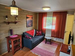 Nuorgam诺尔加姆度假乡村酒店的客厅配有沙发和桌子
