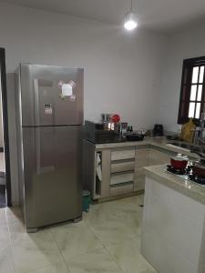 尼泰罗伊Aconchego de Piratininga-Niterói Rj的厨房配有不锈钢冰箱