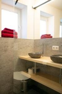 施伦斯Mittagspitze的浴室设有2个水槽和镜子