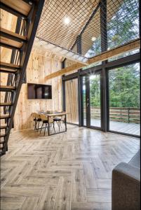锡纳亚Norway Cabins的客房铺有木地板,配有桌椅。