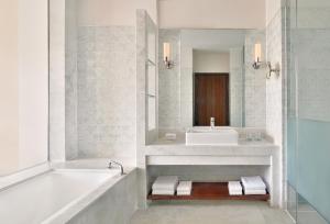 斋浦尔斋浦尔艾美度假Spa酒店的带浴缸、水槽和镜子的浴室