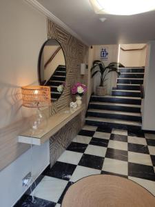 菲尼斯特雷Hotel Mariquito的客房设有带镜子的楼梯和 ⁇ 板地板