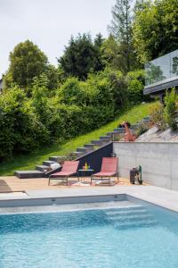 安锡LA Villa Du Lac的一座房子旁带两把椅子的游泳池