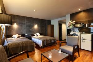 白马村哈库巴公园酒店的酒店客房设有两张床和一张桌子。