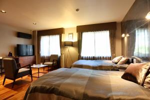 白马村哈库巴公园酒店的酒店客房设有两张床和电视。