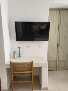 基莫洛斯岛ANEMOLETHE的墙上的电视白色桌子