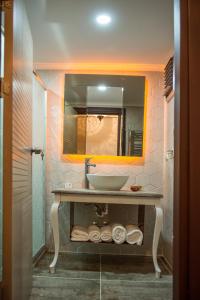 埃斯基谢希尔La Vie Konak Otel的一间带水槽和镜子的浴室