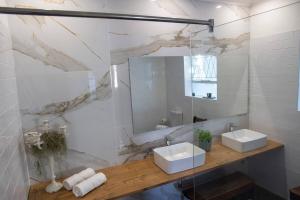 杰弗里湾Barbethuijs的浴室设有2个水槽和镜子