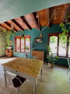 Case Selva GrandeCasal Camillo的一间设有木桌和绿色墙壁的用餐室