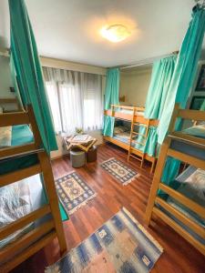 斯科普里斯科普里旅舍的客房设有两张双层床,铺有木地板。