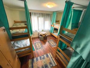 斯科普里斯科普里旅舍的客房享有高空的景致,配有4张双层床。