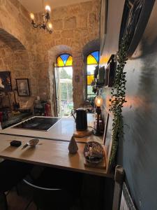 耶路撒冷נרקיס NARKIS的厨房配有带炉灶和窗户的台面