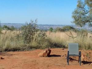 RosslynKGOLA SAFARIS的坐在泥土中的一个椅子