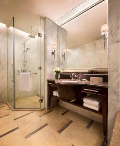 重庆重庆JW万豪酒店的一间带水槽和淋浴的浴室